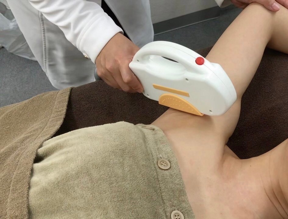 減毛機器を足にあてている画像