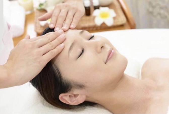顔のマッサージをされている女性の写真